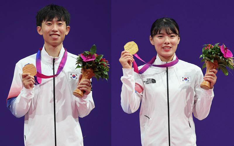 Kang Wan-jin (left) and Cha Ye-eun on Sept. 24 at Lin'an Sports Culture & Exhibition Centre pose with their gold medals in individual taekwondo poomsae at the Asian Games in Hangzhou, China.