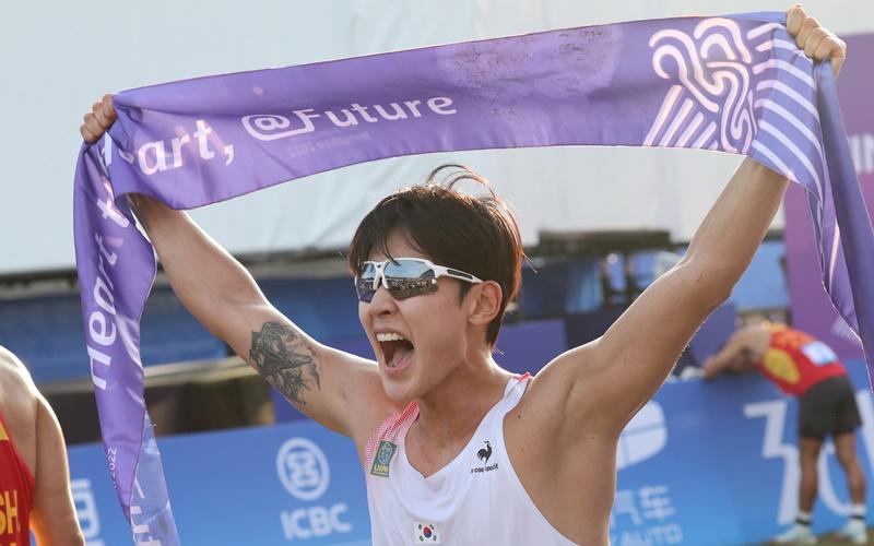 Jun Woong-tae on Sept. 24 celebrates after crossing the finish line as the winner of the Asian Games' men's modern pentathlon final at Fuyang Yinhu Sports Center in Hangzhou, China.