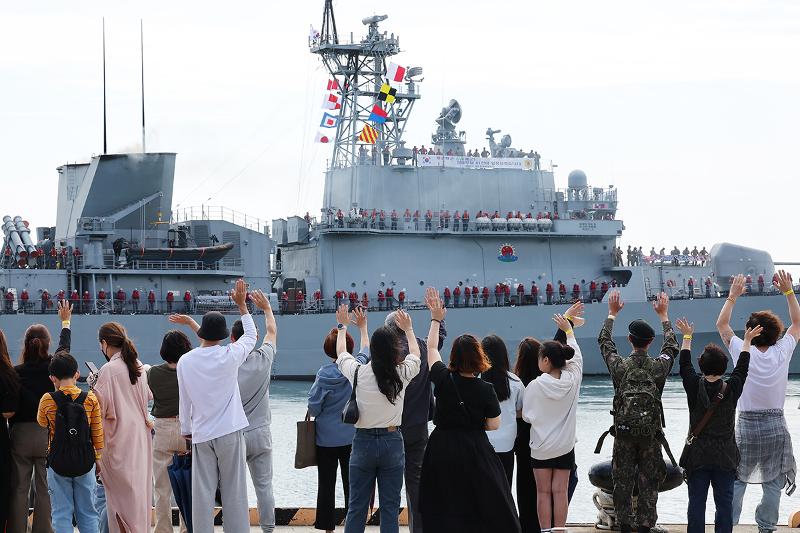 Well-wishers on the morning of Sept. 25 wave to the departing 41st Somali Sea Escort Task Group, aka Cheonghae Unit, of the Republic of Korea Navy at a ceremony held at Busan Naval Base in Busan. Shown is the 3,200 ton-class destroyer Yang Man-chun (DDH-1), which will conduct its anti-piracy mission through April next year at the Gulf of Aden near Somalia.