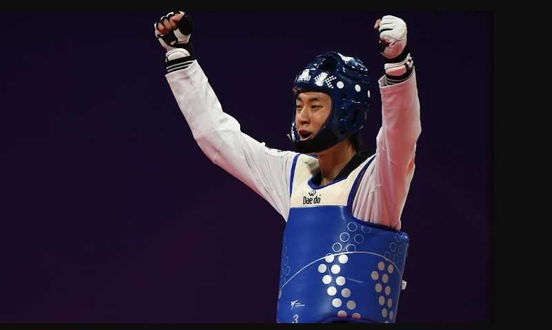 Jang Jun (Korea Gas Tech Corp.) on Sept. 26 celebrates his victory in the men's 58-kg taekwondo final at Lin'an Sports Culture & Exhibition Centre at the Asian Games in Hangzhou, China.