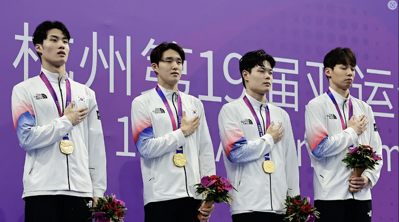 The national men's 800-m freestyle relay team (from left to right) of Hwang Sun-woo, Kim Woo-min, Lee Ho-joon and Yang Jae-hoon on Sept. 25 salute their national flag after receiving the gold medal at the Hangzhou Olympic Sports Expo Center in Hangzhou, China.