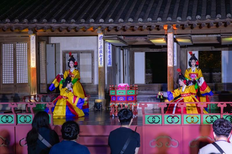 Traditional performing arts on the Moonlight Tour at Changdeokgung Palace are held at the residential complex of Yeongyeongdang. Shown are dancers on Sept. 21 doing the bosangmu (treasure table dance).