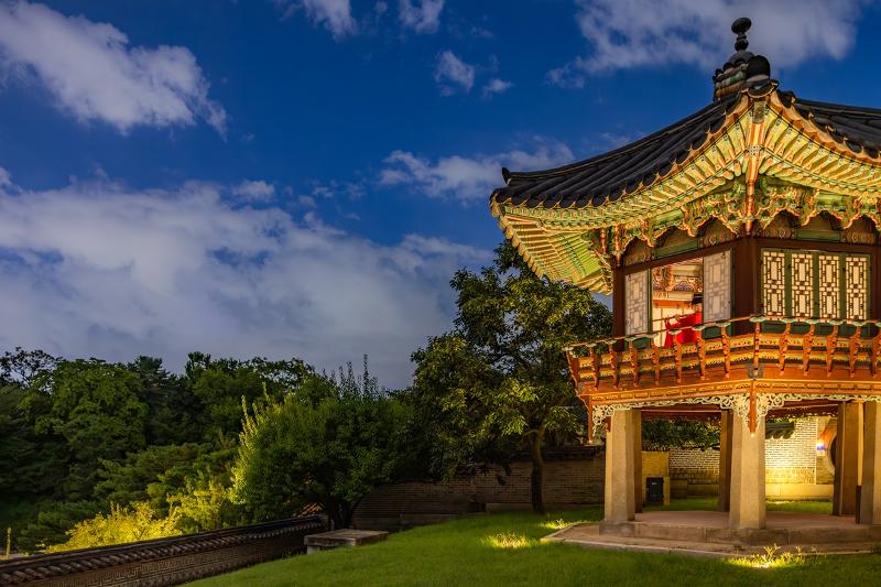 A musician on Sept. 21 performs a solo on the daegeum (bamboo flute) at Sangnyangjeong Pavilion during the Moonlight Tour at Changdeokgung Palace. 
