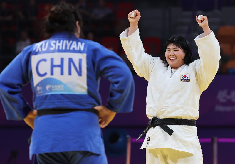 Kim Ha-yoon (Ansan City Hall in Gyeonggi-do Province) on Sept. 26 cheers after winning the gold medal in women's judo in the 78-kg class at Xiaoshan Linfu Gymnasium in the Asian Games in Hangzhou, China. 