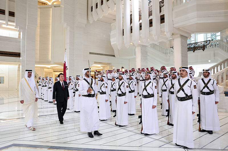 President Yoon Suk Yeol on Oct. 25 inspects an honor guard with Qatari Emir Sheikh Tamim bin Hamad Al Thani at an official welcoming ceremony at the emir's official workplace Amiri Diwan in Doha, Qatar.