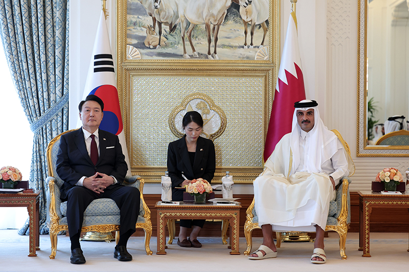 President Yoon Suk Yeol (left), on a state visit to Qatar, on Oct. 25 holds a summit with the Arab country's Emir Sheikh Tamim bin Hamad Al Thani at the latter's official office Amiri Diwan in the capital Doha.