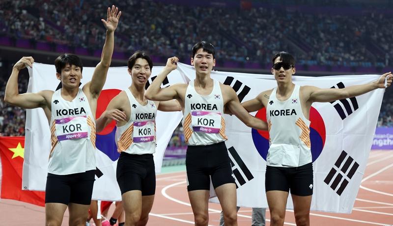 From left to right, Kim Kuk-young (Gwangju Metropolitan City), Lee Jeong-tae (Anyang City Hall in Gyeonggi-do Province), Lee Jae-seon (Korea National Sport University) and Ko Seung-hwan (Gwangju Metropolitan City) on Oct. 3 hold the national flag Taegeukgi after winning bronze in the men's 400-meter relay at Hangzhou Olympic Sports Center Stadium in Hangzhou, China.