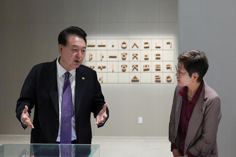 ▲ President Yoon Suk Yeol on Oct. 5 is at the permanent exhibition 