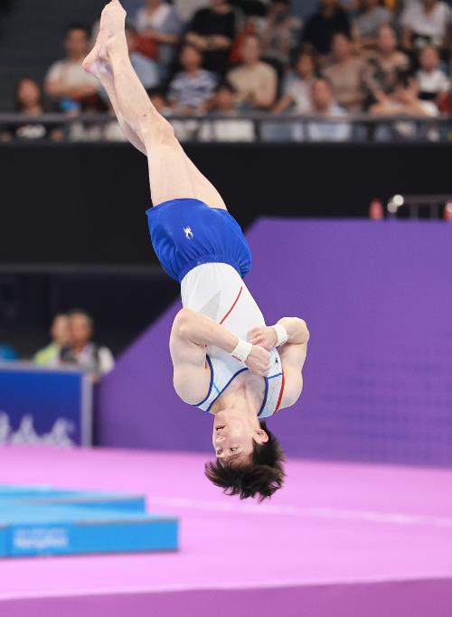 Artistic gymnast Kim Han-sol on Sept. 28 performs a somersault in the men's floor exercise final at Huanglong Sports Centre Gymnasium in Hangzhou, China, at the Asian Games.