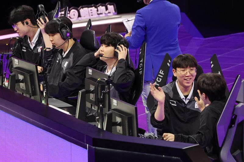 The national esports team on Sept. 29 rejoices at China Hangzhou Esports Center after defeating Taiwan in the League of Legends (LoL) final to clinch the gold. 