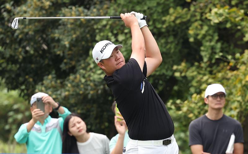 Im Sung-jae hits a tee shot on Oct. 1 in the fourth round of the men's team golf competition at Hangzhou Westlake International Golf & Country Club.