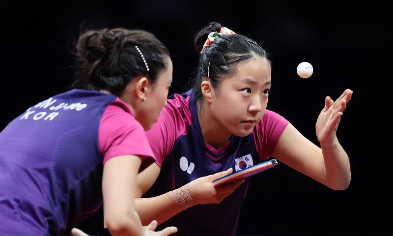 Shin Yu-bin (right) on Oct. 2 serves against North Koreans Cha Su-yong and Pak Su-gyong in women's doubles table tennis at Gongshu Canal Sports Park Gymnasium.
