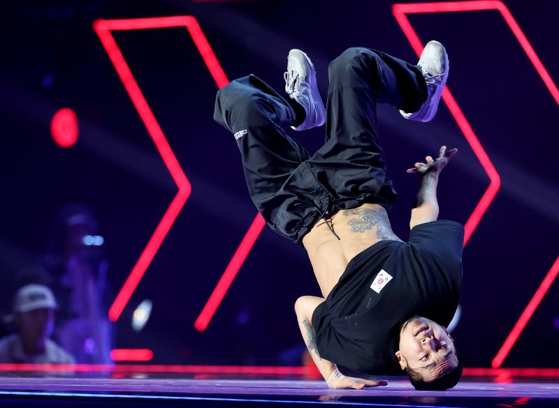 B-boy Kim Hong-yul on Oct. 7 struts his stuff at a group round battle of the men's breaking competition at Gongshu Canal Sports Park Gymnasium.
