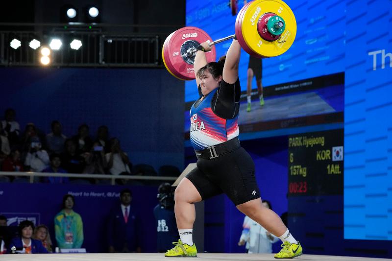 Weightlifter Park Hye-jeong on Oct. 7 clears her third clean and jerk attempt at the women's 87-kg final at Xiaoshan Sports Centre Gymnasium. 