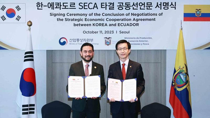 Trade, Industry and Energy Minister Bang Moon Kyu (right) and Ecuadorean Minister of Production, Foreign Trade, Investments and Fisheries Daniel Legarda on Oct. 11 take a photo holding each side's copy of a bilateral strategic economic cooperation agreement at the signing ceremony held at Lotte Hotel in Seoul's Sogong-dong neighborhood. (Ministry of Trade, Industry and Energy)