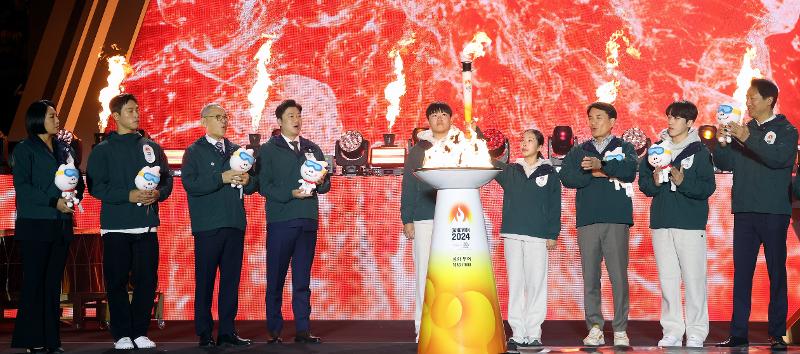 A hundred days before next year's Winter Youth Olympics in Gangwon-do Province, bobsledder So Jae-hwan (fifth from left) and figure skater Youn Seojin (sixth from left) on Oct. 11 jointly light the Olympic torch at a ceremony to begin the competition's torch relay at Seoul Plaza in the capital's Jung-gu District. From left are Lee Sang-Hwa, co-president of the competition's organizing committee; Yun Sungbin, promotional ambassador of the games; Minister of Culture, Sports and Tourism Yu In-chon; committee co-president Jin Jong-oh; So; Youn; Gangwon-do Province Gov. Kim Jin Tae; short track speedskater Park Ji-won; and Seoul Mayor Oh Se-hoon. 
