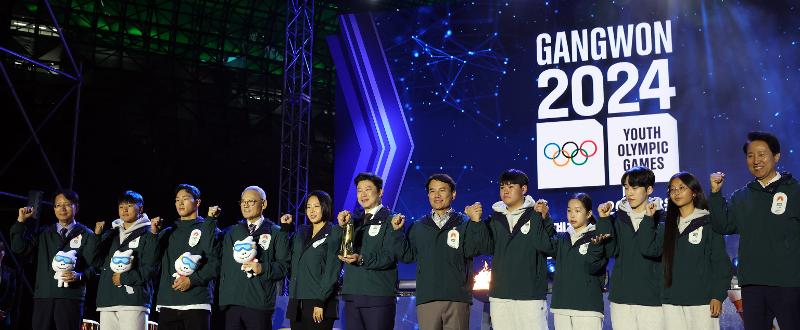 Minister of Culture, Sports and Tourism Yu In-chon (fourth from left) and other attendees of the torch relay ceremony for next year's Youth Winter Olympics in Gangwon-do Province on Oct. 11 pose for a group photo 100 days before the start of the competition at Seoul Plaza in the capital's Jung-gu District, wishing for a successful hosting of the games. 