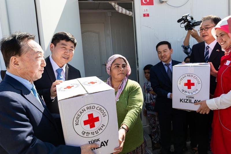  Korean Red Cross President Kim Chul-Soo (left) on Oct. 7 hands out daily necessities to residents of the Korea-Turkiye Friendship Village at the latter's move-in ceremony in the town of Pazarcik in Turkiye's Kahramanmaras province. <br /> President of Korean Red Cross Kim Chul-Soo (left) on Oct. 7 gives out daily necessities to residents of the 