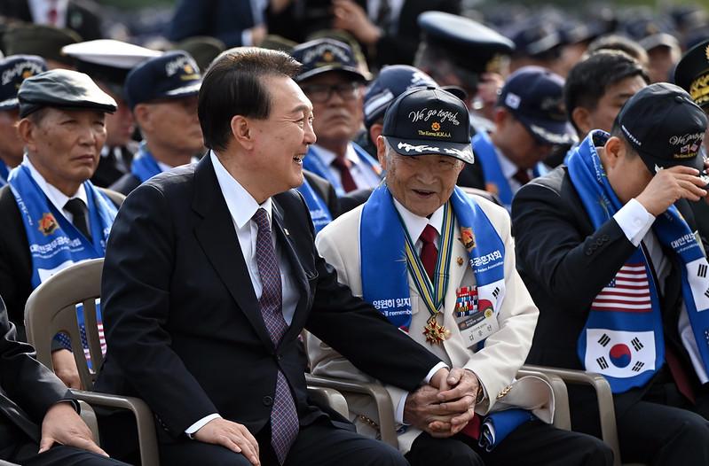President Yoon Suk Yeol (left) on Oct. 12 hold hands with Kim Eung-sun, a veteran who participated in the 1950 Heungnam evacuation during the Korean War, at a ceremony marking the 73rd anniversary of the Jangjin Reservoir Battle at the War Memorial of Korea's Peace Plaza in Seoul's Yongsan-gu District.