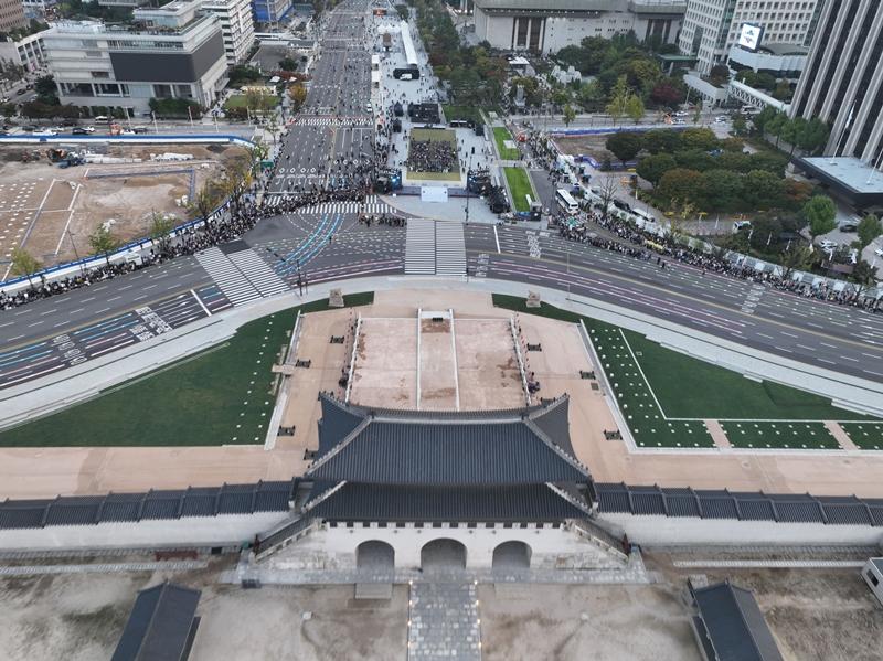 A woldae (ceremonial elevated stage) on the evening of Oct. 15 is unveiled to the public for the first time in a century at a ceremony to mark its restoration. It was demolished in 1923 to make way for a tram line installed by the Japanese colonial government. (Yonhap News)