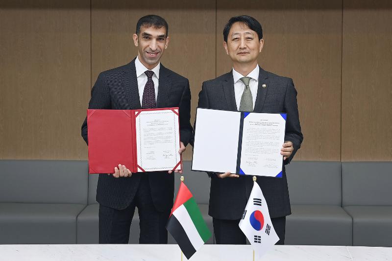 Minister for Trade Dukgeun Ahn and United Arab Emirates' Minister of Foreign Trade Thani Al Zeyoudi on Oct. 14 hold each side's copy of a bilateral strategic economic cooperation agreement at the signing ceremony held at the Korea Chamber of Commerce and Industry in Seoul. (Ministry of Trade, Industry and Energy)