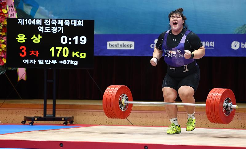 Weightlifter Park Hye-jeong (Goyang City Hall), who won a gold medal at this year's Asian Games in Hangzhou, China, celebrates on Oct. 17 after setting a domestic record in the clean and jerk after lifting 170 kg on her third attempt at the women's 87-kg final of the 104th National Sports Festival at a cultural and sports center in Wando-gun County, Jeollanam-do Province.