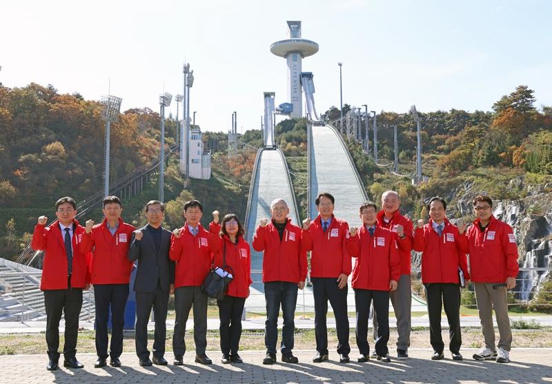 Minister of Culture, Sports and Tourism Yu In-chon (center) poses for a photo in front of a hill at Alpensia Ski Jumping Centre in Pyeongchang-gun County, Gangwon-do Province. (Heo Man-jin from Ministry of Culture, Sports)
