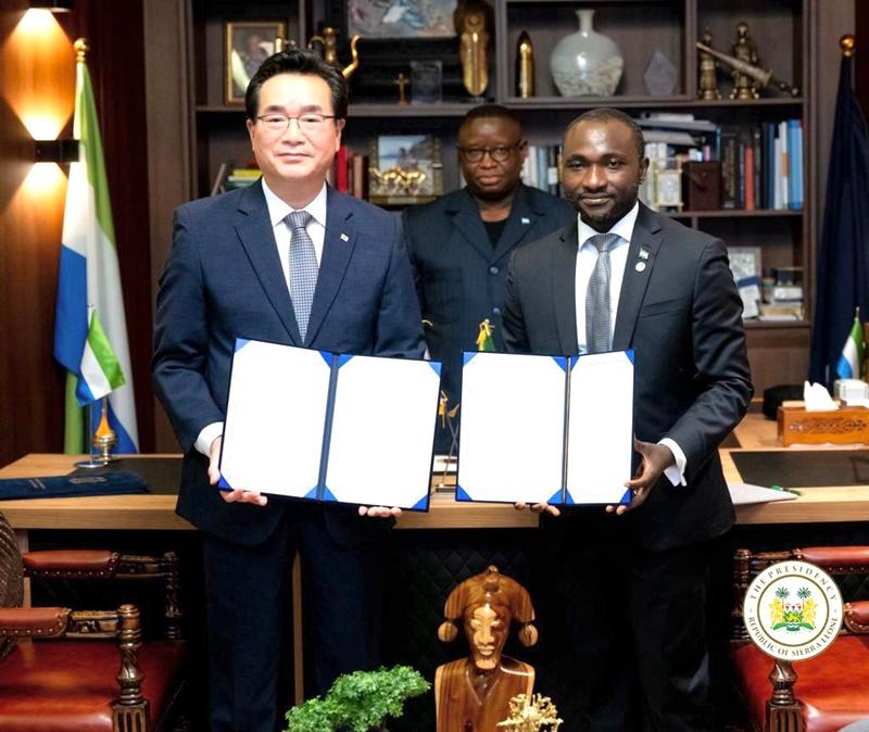 Minister of Agriculture, Food and Rural Affairs Chung Hwang-keun (left) and Sierra Leonean Minister of Agriculture and Food Security Henry Kpaka on Oct. 16 hold each side's copy of a memorandum of understanding on the K-Ricebelt Project at the signing ceremony hosted by the African country's presidential residence State House in Freetown. (Ministry of Agriculture, Food and Rural Affairs)