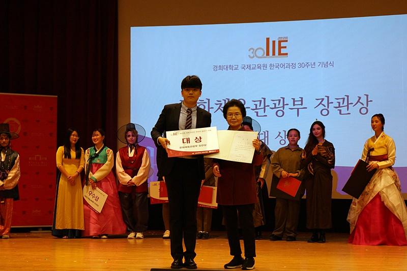 Ruisheng Tan of China (left), the winner of the 25th World Korean Language Speech Contest for Foreigners, on Oct. 19 poses for photos with Ahn Young-soo, president of the International Graduate School of English and chair of the judging panel, at Crown Concert Hall of Kyung Hee University in Seoul's Dongdaemun-gu District. 