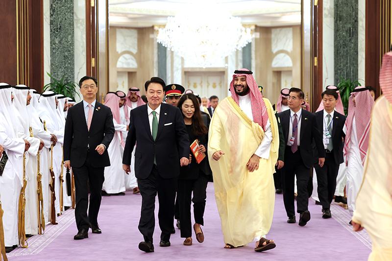 President Yoon Suk Yeol on Oct. 22 heads for a luncheon with Saudi Crown Prince and Prime Minister Mohammed bin Salman after their extended bilateral summit at Al Yamamah Palace in Riyadh, Saudi Arabia. (Kim Yong Wii from Office of the President)