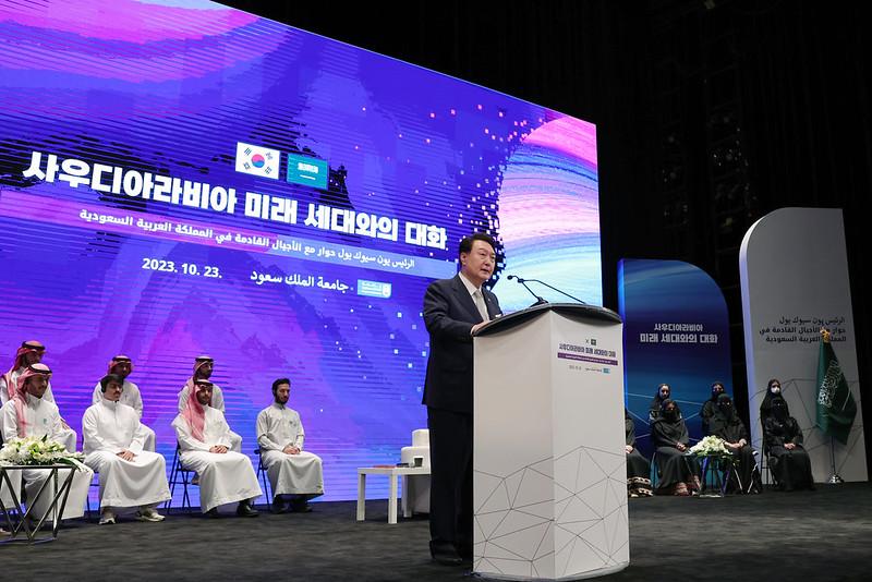 President Yoon Suk Yeol on Oct. 23 delivers a lecture at the special session