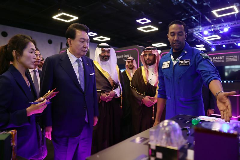 President Yoon Suk Yeol (second from left) on Oct. 23 looks at booths before attending the Korea-Saudi Arabia Partnership Forum on Key Technologies of the Future at King Abdulaziz City for Science and Technology in Riyadh.