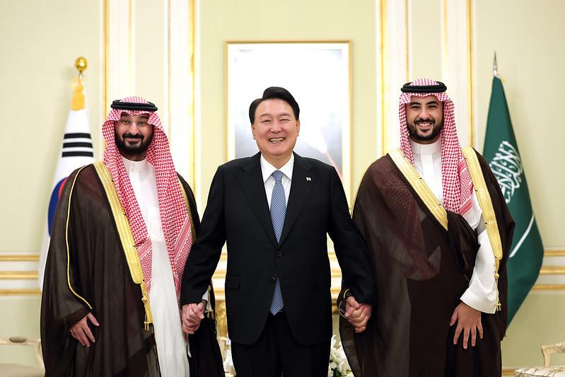President Yoon Suk Yeol (center) on Oct. 23 poses for photos after being received by Saudi Minister of Defense Khalid bin Salman Al Saud (right) and Minister of the National Guard Abdullah bin Bandar Al Saud. The defense minister said Saudi Arabia hopes to cooperate with Korea in the next-generation defense industry. President Yoon responded by urging both countries to expand and deepen cooperation in the defense sector like military training, joint drills, visits to units and personnel exchange. (Kim Yong Wii from Office of the President)