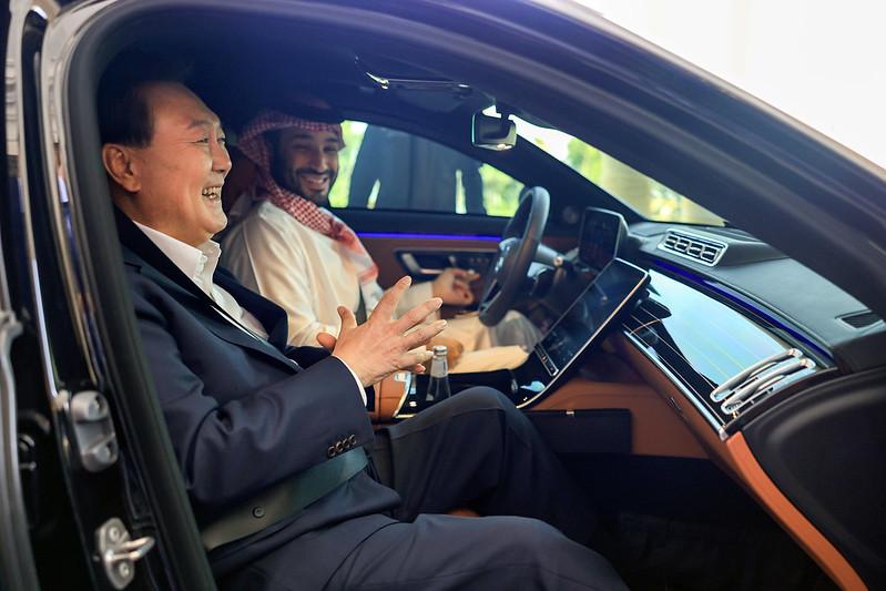 Saudi Crown Prince and Prime Minister Mohammed bin Salman (right) on Oct. 24 moves to the venue of the forum Future Investment Initiative with President Yoon Suk Yeol as a passenger after making a surprise visit to the official VIP accommodations in Riyadh where the president was staying. Presidential spokesperson Lee Do Woon quoted the crown prince as telling the president that he hopes to ride a Hyundai Motor electric vehicle produced at the Korean company's plant in the Arab country with President Yoon during the latter's next trip to Saudi Arabia. (Shin Yugyeong from Office of the President)