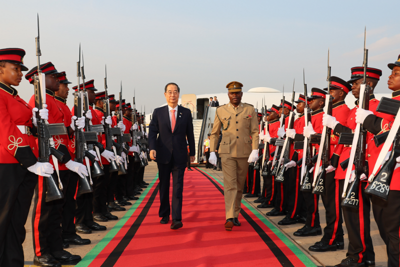 Prime Minister Han Duck-soo (left) on Oct. 30 receives a warm greeting after arriving at Kamuzu International Airport in the Malawian capital of Lilongwe. (Prime Minister's Office) 