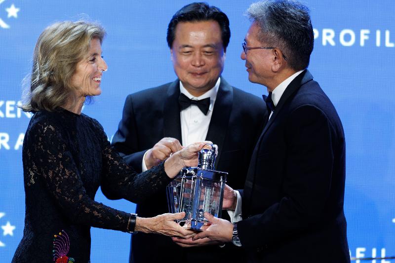 U.S. Ambassador to Australia Caroline Kennedy (left) on Oct. 29 presents the special International Profile in Courage Award to Korean Ambassador to the U.S. Cho Hyundong (right) and Japanese Vice Foreign Minister Takeo Mori at the JFK Library Foundation in Boston. The two diplomats received the awards on behalf of their respective leaders. (Yonhap News) 