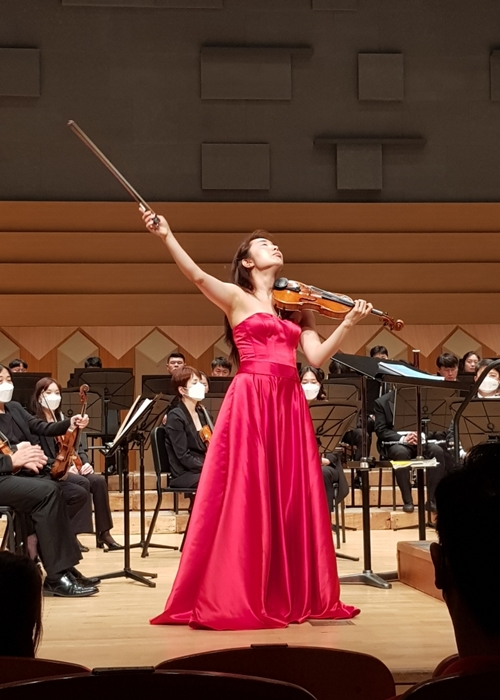 Kim Yoon Hee on June 17 plays Mozart's Violin Concerto No. 3 at her collaborative concert with the Chungbuk Philharmonic Orchestra at Cheongju Art Hall in Cheongju, Chungcheongbuk-do Province. 