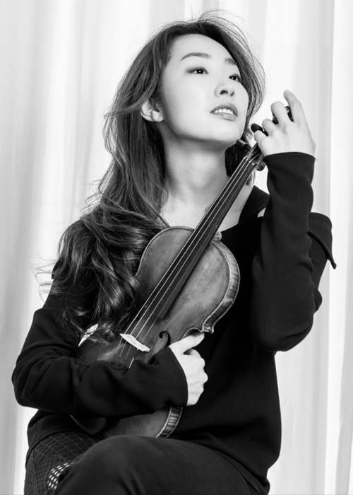 Violinist Kim Yoon Hee was the youngest entrant to the prep school of the University of Music and Performing Arts Vienna (Austria) at age 4. She has performed extensively abroad and in Korea. 