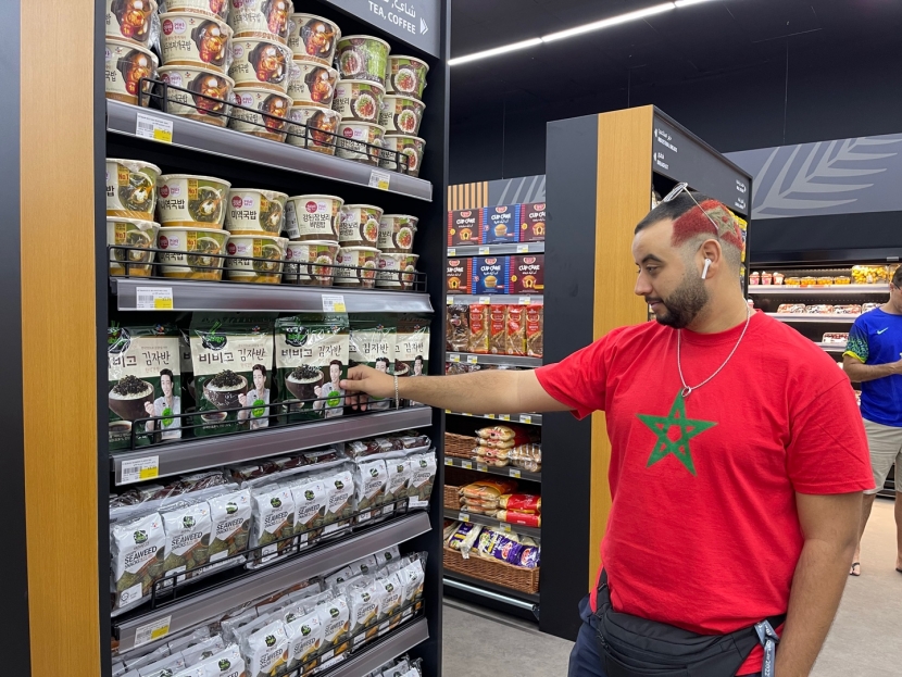 The Korea Customs Service said exports of seaweed and processed rice this year from January to October broke a record high. Shown is a man in Qatar looking at Korean seaweed products at a hypermarket. (CJ CheilJedang)
