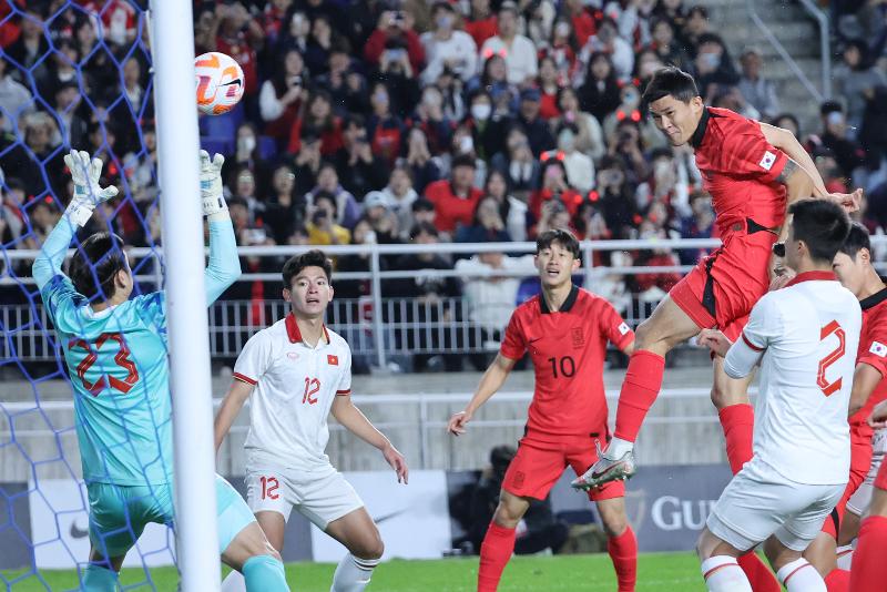Defender Kim Min-jae on Oct. 17 heads in a goal in a friendly between Korea and Vietnam at Suwon World Cup Stadium in Suwon, Gyeonggi-do Province. (Yonhap News)