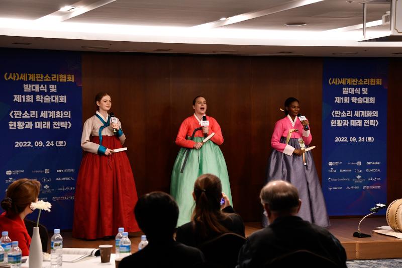Foreign pansori (traditional lyrical opera) singers in September last year perform at the launching ceremony and inaugural symposium of the World Pansori Association at Hotel Skypark Dongdaemun in Seoul's Dongdaemun-gu District. (World Pansori Association's official Facebook page)