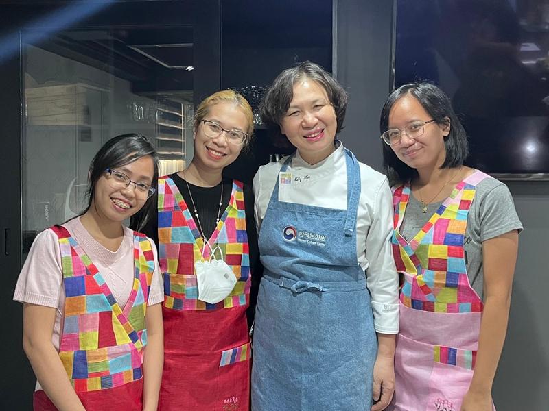 Chef Lily Min (second from right) poses with Honorary Reporters on March 9 after holding a Korean cooking class at the Korean Cultural Center (KCC) in Taguig, Metro Manila. (Myrtle Iris Villaraza) 