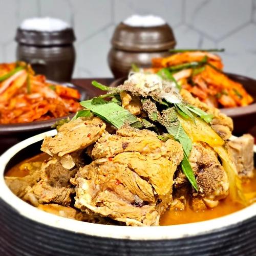 Gamjatang (pork bone soup) and mat kimchi (cut cabbage kimchi) are two of many Hansik dishes made by chef Lily Min as a Korean food instructor for the KCC in Taguig. (Lily Min)