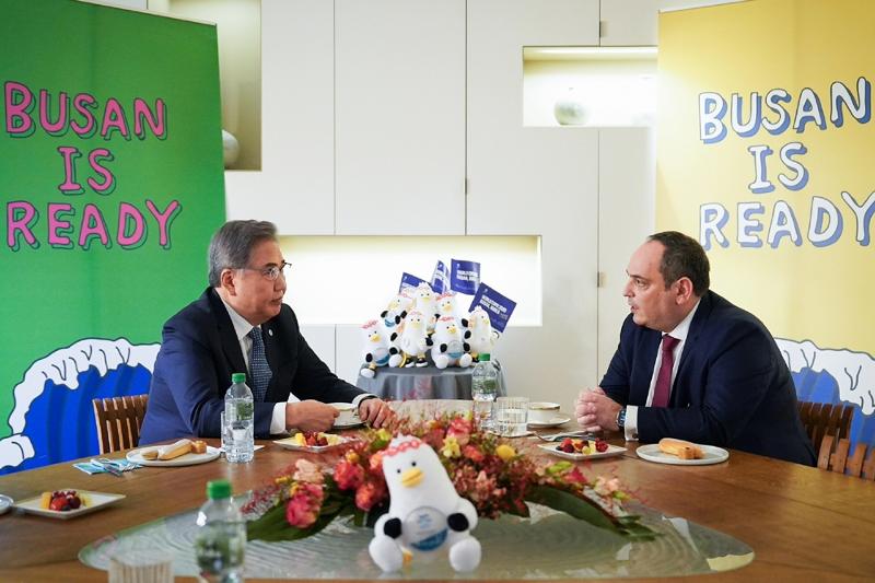 Minister of Foreign Affairs Park Jin (left) on Nov. 3 talks with BIE Secretary General Dimitri S. Kerkentzes at the official residence of the Korean ambassador in France. (Ministry of Foreign Affairs)