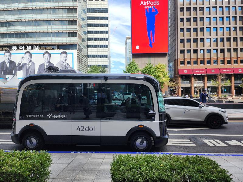 The Seoul Metropolitan Government on Nov. 10 will extend the distance traveled by self-driving buses around Cheonggyecheon Stream from 3.2 km to 4.8 km. The photo shows such a bus waiting at Cheonggyecheon Plaza in the city's Jongno-gu District. (Official Facebook page of Seoul Metropolitan Government) 
