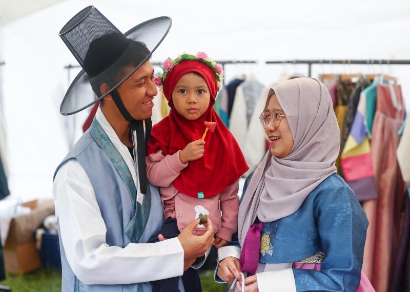 The number of expats last year reached a record high. Shown is the family of an international student on Sept. 20 wearing Hanbok at a Chuseok interactive event hosted by Sungkyunkwan University in Seoul's Jongno-gu District 