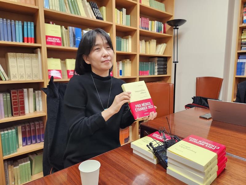 Novelist Han Kang on Nov. 9 speaks with Korean correspondents at Editions Grasset's office in Paris after winning the prestigious Prix Medicis of France in the foreign literature category. (Yonhap News)