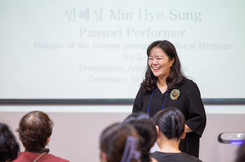 Renowned pansori (traditional lyrical opera) master Min Hye Sung on Nov. 7 holds a workshop for foreign nationals at Seoul Namsan Gukakdang in Seoul's Jung-gu District.