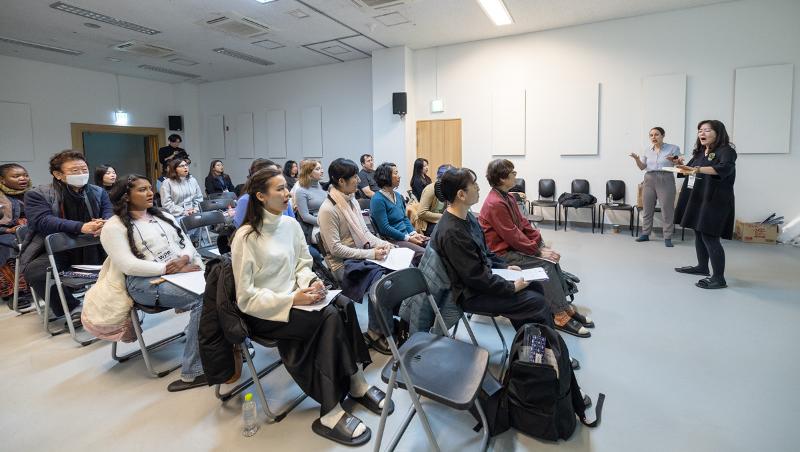 Participants in a pansori (traditional lyrical opera) workshop for foreign nationals on Nov. 7 learn the art at the practice room of Seoul Namsan Gukakdang in Seoul's Jung-gu District. 