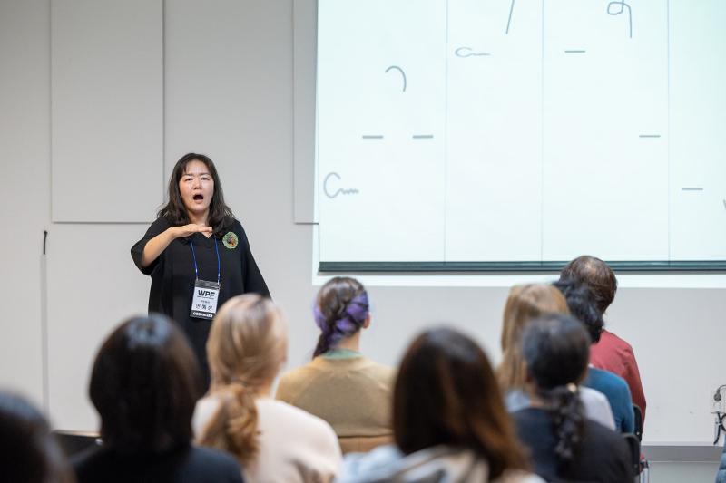 Renowned pansori master Min Hye Sung on Nov. 7 teaches basic vocalization methods at a workshop for foreign nationals at a practice room of Seoul Namsan Gukakdang. 